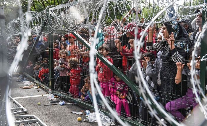 Barrados na fronteira: cerca construda pelo governo hngaro impede a entrada de centenas de famlias, a maioria delas srias, provenientes da Srvia. Foto: Armend Nimani/AFP (Foto: Armend Nimani/AFP)