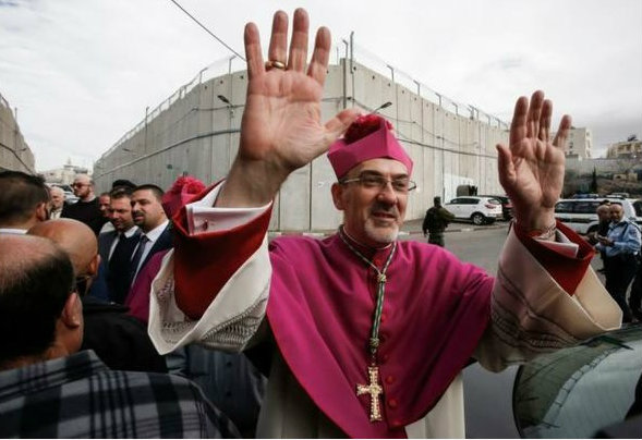 O arcebispo Pierbattista Pizzaballa, administrador apostlico do Patriarcado latino de Jerusalm, gesticula aps a chegada em ponto de controle israelense para participar das celebraes