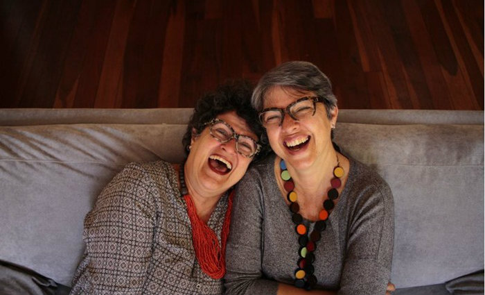 Thusnelda Frick (E), 63, e Patrcia Fernandes, 53 anos, esto juntas a 11 anos. Para elas, assumir a orientao sexual foi natural. Foto: Ana Rayssa/Esp CB 
