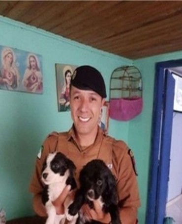 Soldado Mendes com os dois filhotes que resgatou do bueiro. Foto: Soldado Anselmo Waltrick/Acervo Pessoal