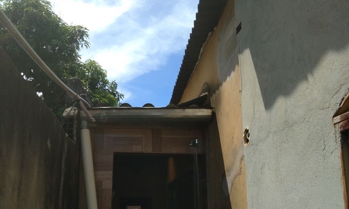 Conforme apurao da PM, o invasor utilizou o telhado para entrar na casa. Foto: PMDF/Divulgao