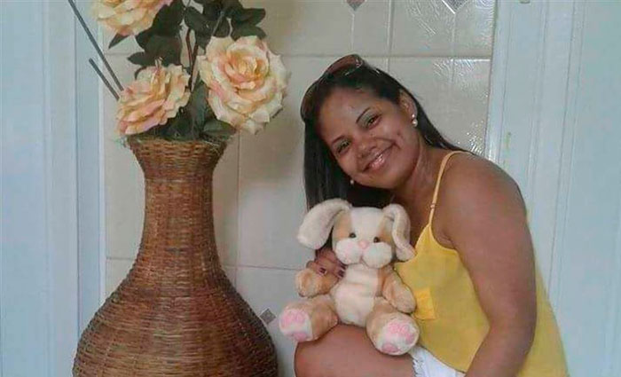 Marcela Gomes foi assassinada com 30 facadas dentro da prpria casa. Foto: Facebook/Reproduo