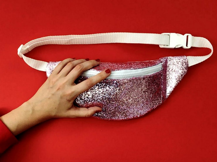 Os holofotes voltaram a iluminar as pochetes neste ano. E o acessório não deve sair de cena nas próximas temporadas. Foto: agoraquesourica.com/Divulgação Os holofotes voltaram a iluminar as pochetes neste ano. E o acessório não deve sair de cena nas próximas temporadas. Foto: agoraquesourica.com/Divulgação