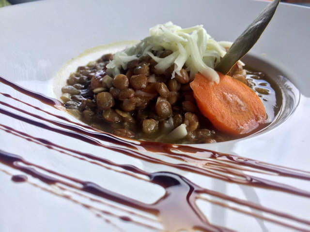 Acredita-se que ingerir lentilha na ceia traz sorte. Na foto, preparo da chef Jaqueline Dantas com o gro. Foto: Jaqueline Dantas/Divulgao