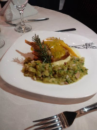 Coxa de pato confitado na prpria gordura ao molho e lmina de manga acompanhado de lentilhas refogada com cebolas e bacon. Preparo da chef Veruska Velozo, do Paris Lounge. Foto: Veruska Velozo/Divulgao