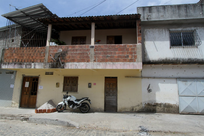 O crime ocorreu nesta casa (trreo) onde morava a vtima, no Ibura, Zona Sul. Foto: Nando Chiappetta/DP