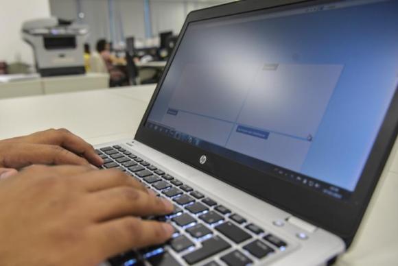 Segundo a anlise, 28,3% dos estudantes do Brasil afirmaram que tm acesso a computadores com internet nas escolas. Foto: Agncia Brasil/EBC (Foto: Agncia Brasil/EBC)