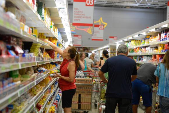 O segmento alimentao foi o que teve a maior alta, ao passar de uma deflao de 0,26% em novembro para uma inflao de 0,27% em dezembro. Foto: Arquivo/Tnia Rgo/Agncia Brasil