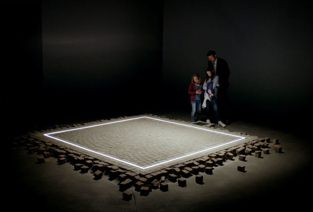 Obra em forma de quadrado (square)  alvo de stira proposta pelo longa-metragem. Foto: Pandora Filmes/Divulgao