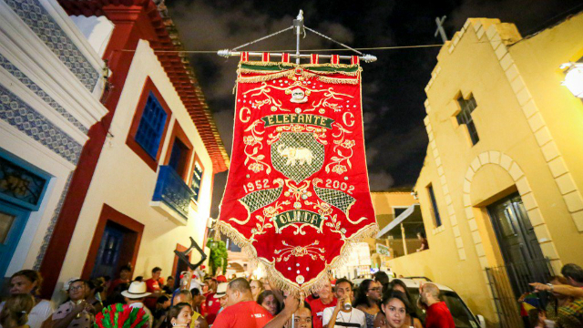 O Arrasto do Frevo inicia janeiro ao comando de um dos Clubes Carnavalescos Mistos mais tradicionais do Carnaval pernambucano. Foto: Agncia Pavio/Cortesia
