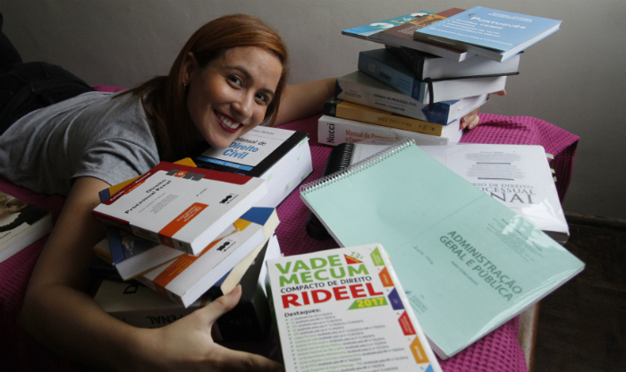 Jornalista, Amanda h trs anos tem se dedicado a fazer concursos. Foto: Ricardo Fernandes/DP