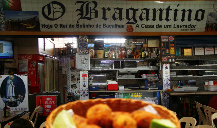 Fundado em 1991,  um dos chamarizes gastronmicos do local, com destaque para o famoso bolinho de bacalhau (R$ 3,50 a unidade). Foto: Peu Ricardo/DP
