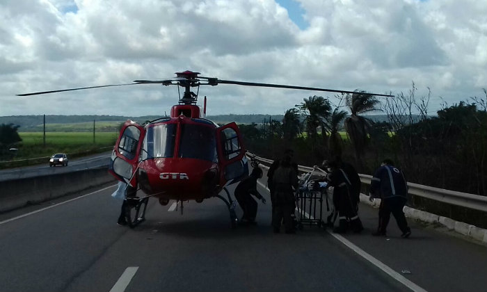 A vtima, identificada como Ricardo, de 35 anos, foi socorrida pelo helicptero da Secretaria de Defesa Social (SDS) e removida para um hospital na Paraba. Foto: PRFPE/Divulgao