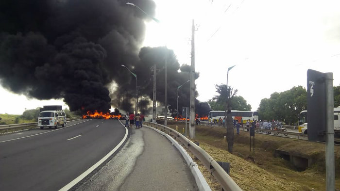 Trabalhadores interditaram as duas faixas da Rodovia PE-60, no Cabo de Santo Agostinho, em Ipojuca. Foto: Sindmetal-PE/Divulgao