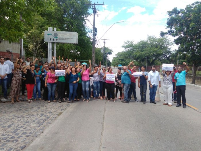 Manifestao aconteceu na Avenida Professor Lus Freire, Cidade Universitria. Foto: Divulgao.