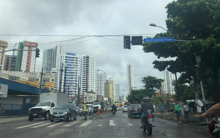 Manh de chuva deixa sinal queimado na Avenida Norte, prximo ao bairro do Espinheiro. Foto: Manuela Cavalcanti/Esp. DP