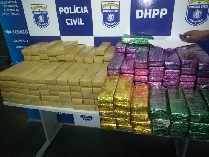 Pai de vtima de assassinato escondia 238 tabletes de maconha, cerca de 170 quilos, em casa. Foto: PCPE/Divulgao