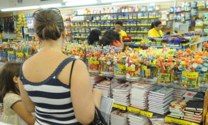Braslia %u2013 Apenas um tero dos consumidores guardaram parte do dcimo terceiro salrio para despesas como material escolar, IPTU e IPVA. Foto: Arquivo/Agncia Brasil.