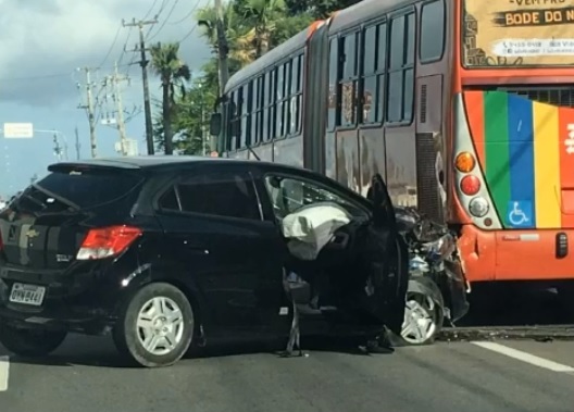 O acidente envolveu um nibus da empresa Borborema e um carro de passeio. Foto: WhatsApp/Cortesia