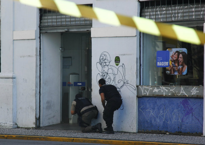 Assaltantes invadiram loja no centro do Recife e fizeram clientes de refns. Foto: Shilton Arajo/Esp. DP