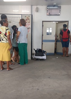 Pacientes aguardam em macas no cho uma vaga para serem internados. (Pacientes aguardam em macas no cho uma vaga para serem internados.)