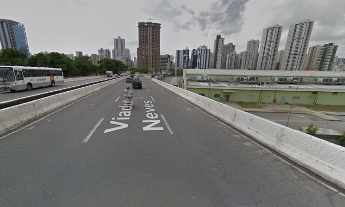 Motoqueiro colidiu com mureta do viaduto e caiu de uma altura de 10 metros. Foto: Street View/Reproduo