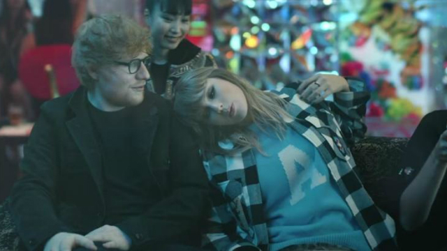 Taylor e Sheeran brincam em uma mquina de dana em Tkio. Foto: YouTube/Reproduo