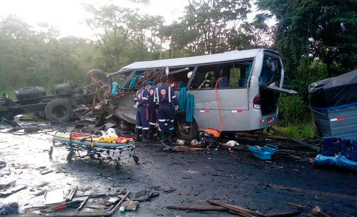 Dois homens ficam feridos em acidente entre carro e carreta na BR-251