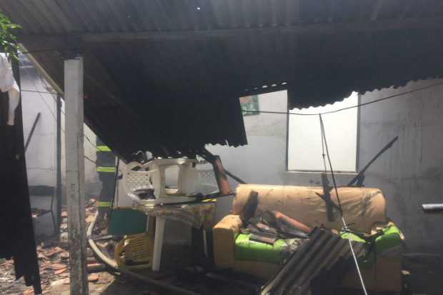 Casa em Paulista aps ser atingida por um incndio. Crdito: Corpo de Bombeiros de Pernambuco/Reproduo Facebook