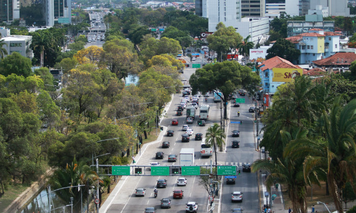 Pela avenida passam, diariamente, cerca de 100 mil veculos de 554 nibus. Foto: Gabriel Melo/Esp DP.