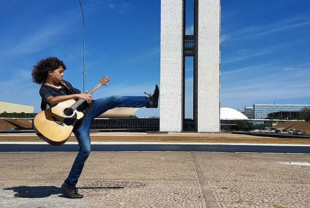 Lucas faz shows no Parque da Cidade e sonha com uma guitarra Fender. Foto: Facebook/Reproduo
