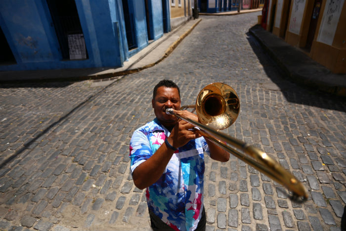 Adriano Ferreira  taxista, mas o trombone tambm  sua paixo. Foto: Peu Ricardo/DP. 