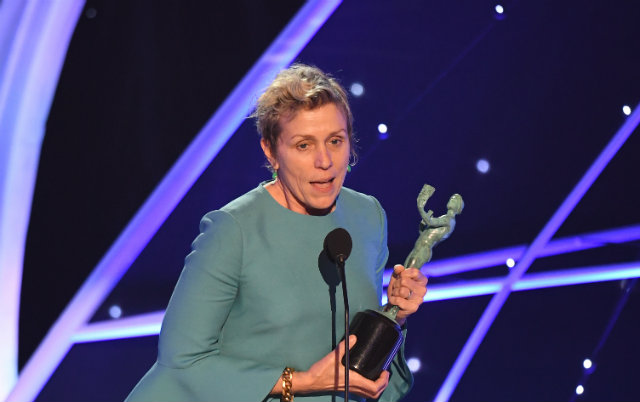 Frances McDormand, de Trs Anncios Para um Crime, agradece por prmio de Melhor Elenco. Foto: Mark Ralston/AFP

