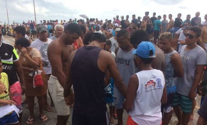 Moradores que ajudaram no resgate fazem orao pelas vtimas. Foto Wagner Oliveira/D.A
