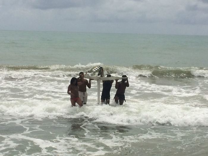 Moradores da comunidade de Braslia Teimosa entraram no mar e ajudaram a recuperar parte da hlice da aeronave. Foto: Wagner Oliveira/DP