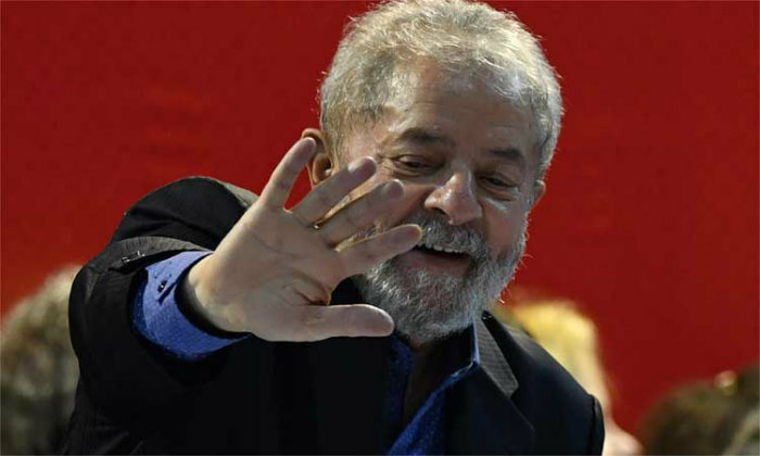 A conta de Lula no Twitter, que costuma ser alimentada por sua assessoria, tem 199 mil seguidores. Foto: Nelson Almeida/AFP (Foto: Nelson Almeida/AFP)