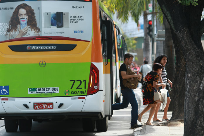 O reajuste no valor das passagens de nibus da Regio Metropolitana do Recife est suspenso por tempo indeterminado. Foto: Gabriel Melo / Esp. DP
