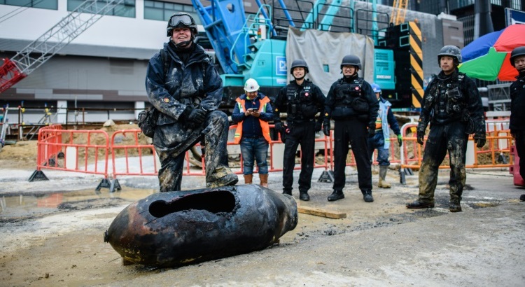 Os trabalhadores abriram um grande buraco na bomba, de 1,70 metros de comprimento, antes de queimarem os materiais explosivos em seu interior. Foto: AFP Photo