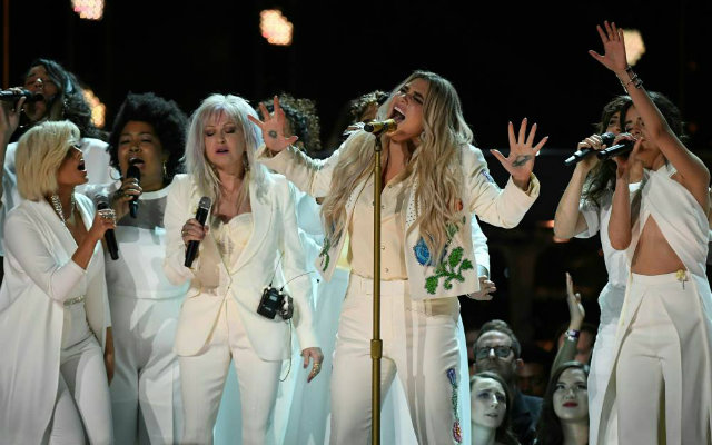 Kesha (centro) se juntou a outras cantoras para apresentao na cerimnia. Foto: Timothy A. Clary/AFP