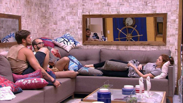 Breno, Mahmoud e Ana Clara passam a madrugada conversando na sala. Foto: TV Globo/Reproduo