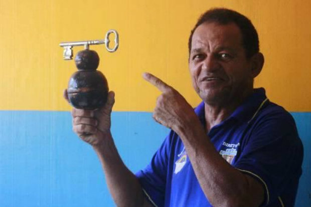 Romildo Canuto com uma miniatura do smbolo da agremiao: a chave de abertura do carnaval de Olinda. Crdito: Thalyta Tavares/Esp. DP