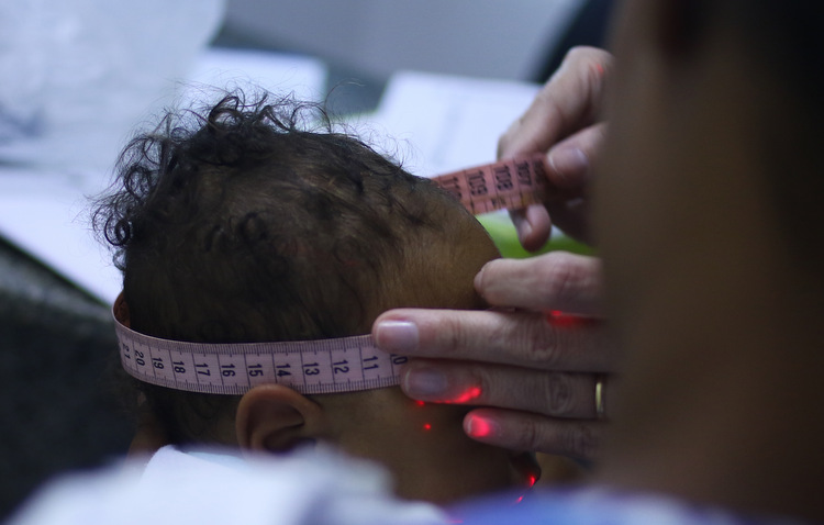 Um conjunto de alterações genéticas é responsável por aumentar a suscetibilidade de alguns bebês às consequências neurológicas da infecção (Marlon Diego / Esp. DP) Um conjunto de alterações genéticas é responsável por aumentar a suscetibilidade de alguns bebês às consequências neurológicas da infecção (Marlon Diego / Esp. DP)