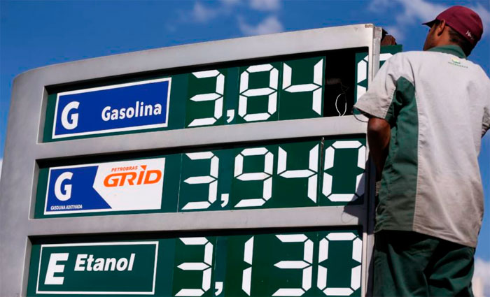O governo admite que os sucessivos reajustes na gasolina podem pressionar a inflao de 2018. Foto: Marcelo Camargo/Agncia Brasil/Arquivo