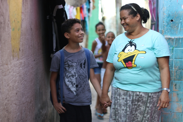 A falta de uma faixa de pedestres tira a liberdade de Isaias Cardoso, que s sai com a me, Jaqueline Conceio. Foto: Gabriel Melo/Esp. DP. (Crdito: Gabriel Melo / Esp. DP)