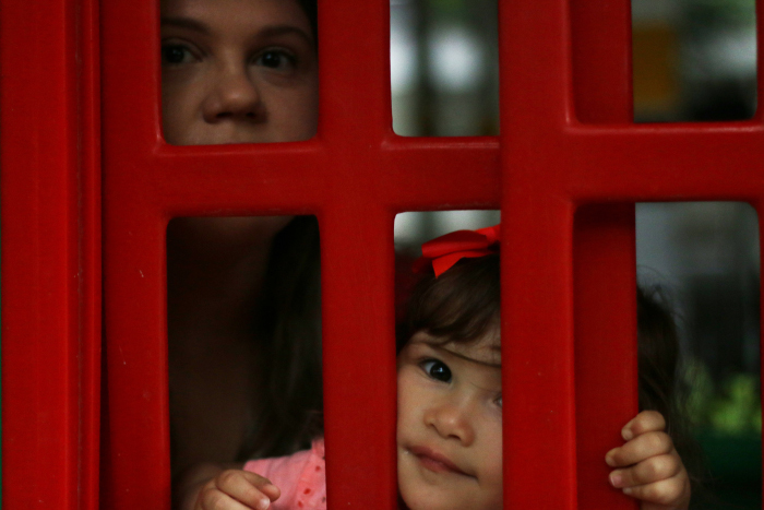 Assustada com as notcias sobre violncia, a administradora Polyana no costuma caminhar com a filha, Luiza. Foto: Gabriel Melo/Esp. DP. (Crdito: Gabriel Melo / Esp. DP)