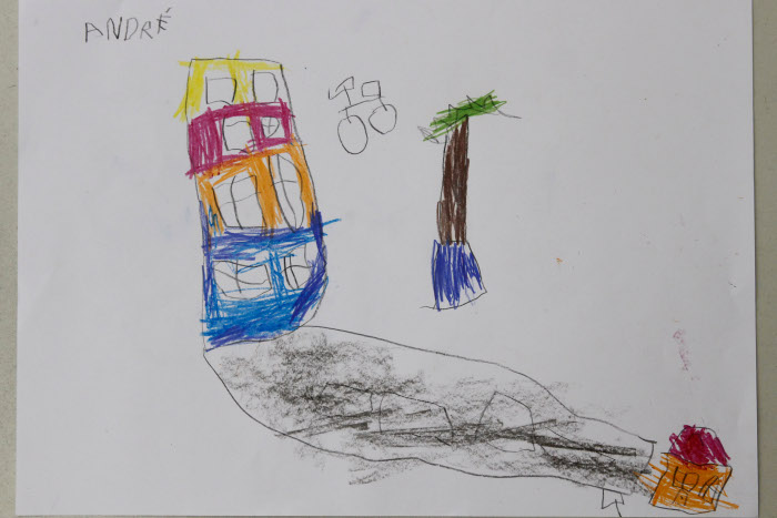 André Neves, 5 anos: "Gosto de andar de bicicleta com o meu pai. Minha bicicleta tá aí (fora da pista no desenho) porque não tem espaço entre os carros". Vai de bicicleta para a escola.