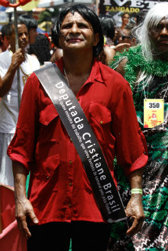 "Como ela se candidata ao Ministrio do Trabalho devendo aos funcionrios? Tem que dar o exemplo%u201D, disse o mecnico Rubem Loureno, que se fantasiou de Cristiane Brasil. Foto: Rafael Martins/DP