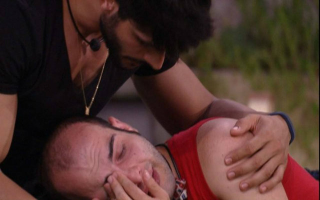 Lucas consola Mahmoud no jardim da casa do BBB18. Foto: TV Globo/Reproduo