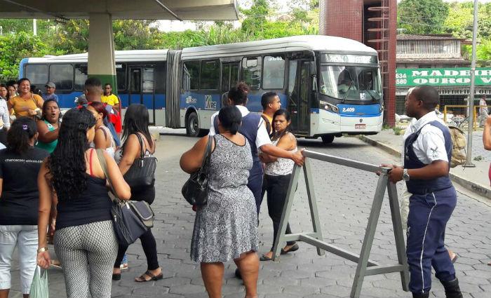 Passageiros protestam contra atrasos dos nibus no Terminal de Camaragibe . Foto:  WhatsApp/ Reproduo