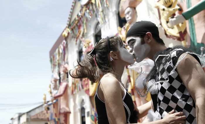 Carnaval: dicas para prevenir ''doença do beijo'' e garantir saúde bucal |  Local: Diario de Pernambuco